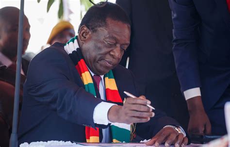 Emmerson Mnangagwa Est Officiellement Investi Président Du Zimbabwe Le Devoir