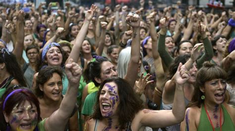 Se acerca el 8m y tanto en las redes como en las calles, el movimiento atraviesa los cuerpos y las fronteras. Ni una menos: a un año de su marcha más masiva | Tele 13