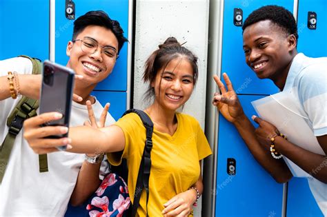 Groupe Souriant Damis Adolescents Multiraciaux Prenant Un Selfie Dans