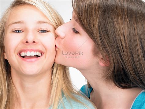 geschäft start perioperative periode sisters kissing each other sprung verleihen kuh