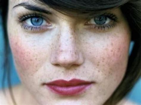 8 Makeup Looks That Make Freckles Look Amazing Fair Skin