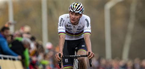 Van der poel stond er met verschillende berichten op sociale media bij stil. Mathieu van der Poel eert opa Poulidor met overwinning in ...