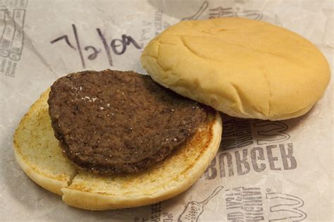 Das einzige was bei mcdonalds schmeckt ist der cheeseburger. This Is What A McDonald's Hamburger Looks Like After 5 ...