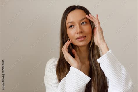 Foto De Young Multiracial Woman Doing Face Building Yoga And Facial