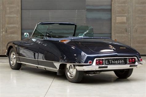 Deze Citroën DS 21 Cabriolet Chapron uit 1968 in chique donkerblauw