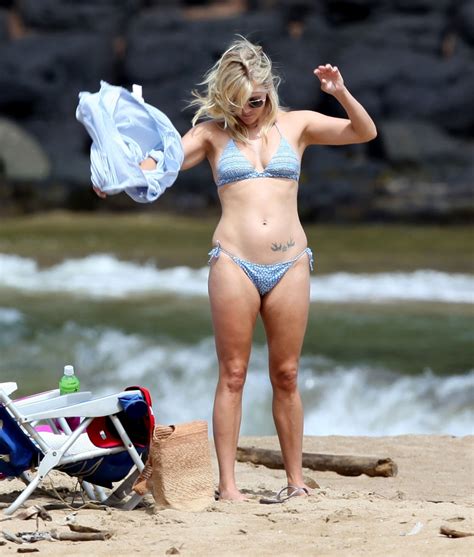 Reese Witherspoon On The Beach On Hawaii August Reese Witherspoon Photo Fanpop