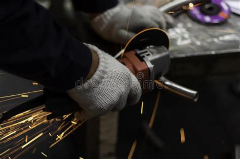 Metal Workers Use Manual Labor Technicians Use Steel Cutting Tools To