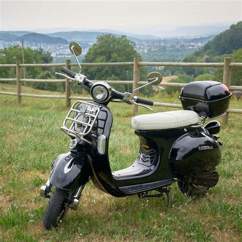 Whereas most tiny houses have primarily cedar siding with a metal accent, tinyhaus is clad in corrugated metal with a feature wall of reclaimed cedar. Elektroroller "Classico" E-Scooter, E-Roller, 45 km/h ...