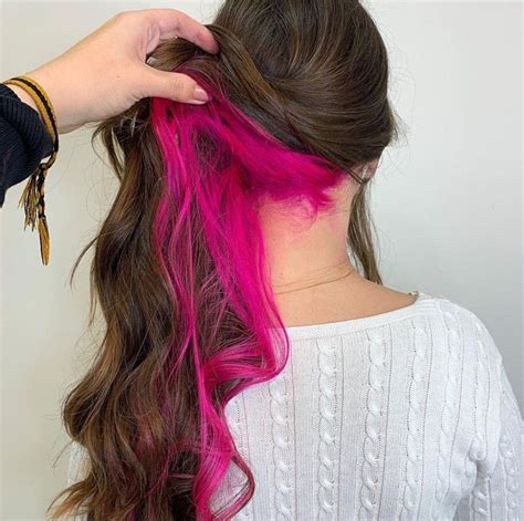 fotos de cabelo com mechas rosas para você apostar na tendência Cabelos com mechas rosas