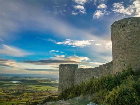 Fue creado tras la conquista de los pueblos indígenas que. Castillo de Loarre con vistas a la provincia. Huesca ...