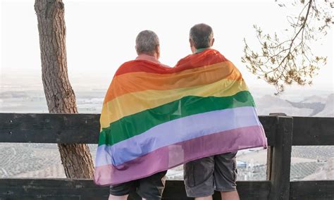 los hombres homosexuales y bisexuales disfrutan de una vida sexual activa a los 70 años revela