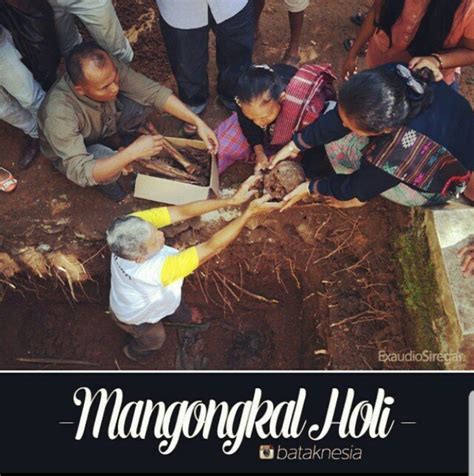 Tradisi Sakral Mangongkal Holi Pada Adat Suku Batak Warga Batak