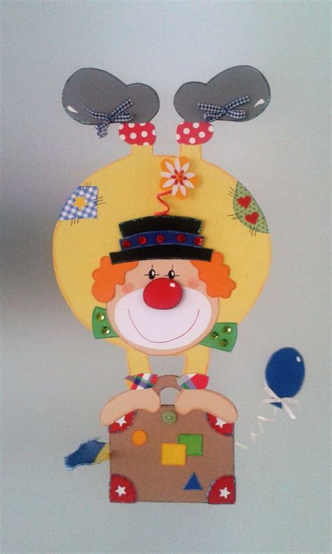 Mit meiner kostenlosen clown vorlage könnt ihr tolle spiele für fasching. Fensterbild- Clown auf Koffer -Fasching-Karneval ...