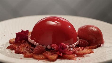 Saiba um pouco a respeito, e veja algumas fotos incríveis! Watermelon And Red Berry Cake Zumbos dessert competition ...