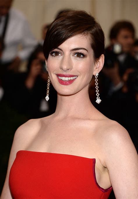 Anne Hathaway Rsvps For The Shower The Tracking Board