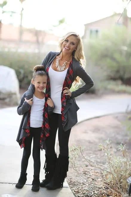 Stunning Mother And Daughter Matching Outfits That Are Perfect For