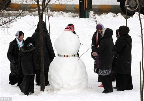 Seorang tki yang sedang bekerja di riyadh saudi arabia. Apa? Ulama Arab Saudi Kata Bina 'Snowman' Salah Di Sisi Islam?