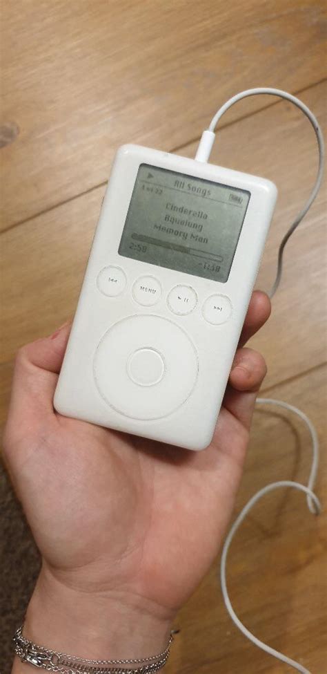 First Generation Ipod 15gb Still Going Strong Rbuyitforlife