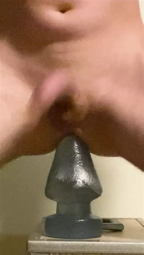 je baise mon trou avec un énorme plug anal xhamster