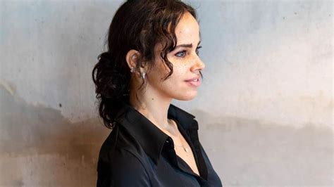 وقالت نور، بفيديو مصور عبر حسابها على موقع انستجرام أنها تستعد للانتقال إلى جنوب لندن لتعيش هناك برفقة خطيبها. الجمال.نت | نور عمرو دياب بصحبة صديقتها بنفس الإطلالة ...