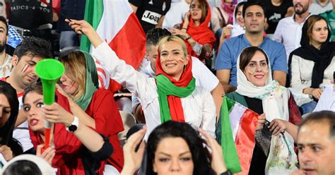 After 40 Year Ban Iranian Women Allowed To Watch World Cup With Men Huffpost