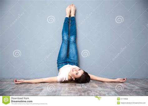 Vrouw Die Op De Vloer Met Omhoog Opgeheven Benen Liggen Stock Foto Image Of Persoon