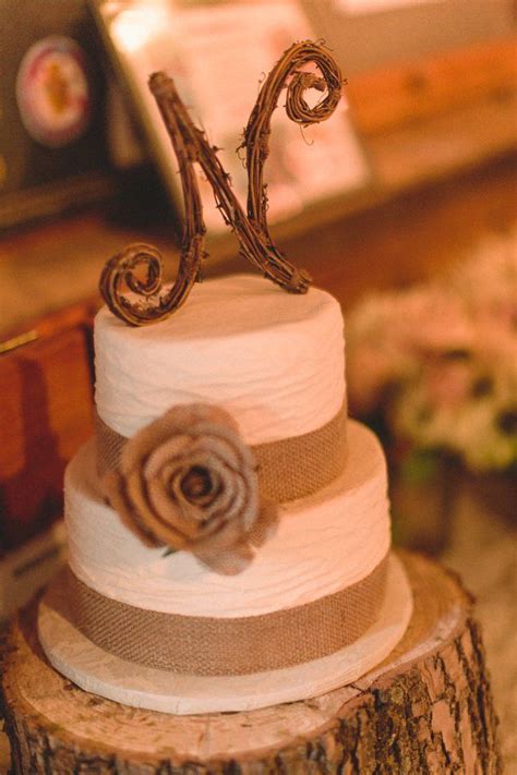 What's hot for weddings right now? Country Wedding Cake Ideas - Rustic Wedding Chic