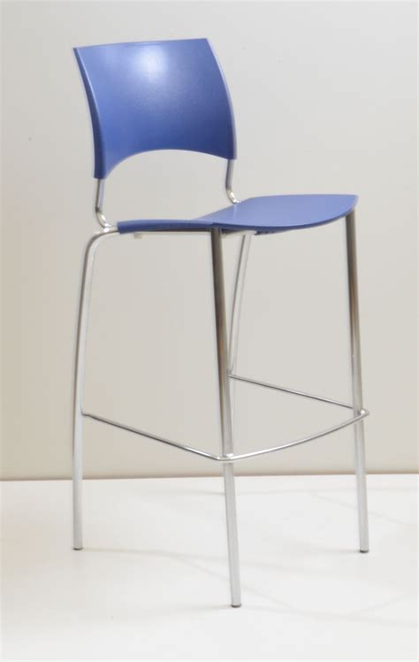 Je nach anzahl stühle wird von der feuerpolizei vorgeschrieben, dass stühle fest miteinander verbunden sein müssen. Stuhl Für Stehtisch : steelcase stuhl mit tisch : Stehtische sind hierfür bestens geeignet ...