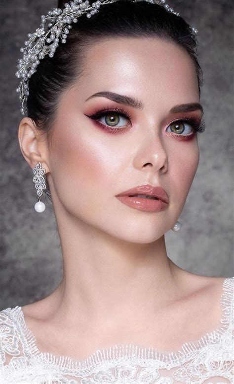 29 Glamorous Wedding Makeup Shimmery Rosy Pink Eyeshadow