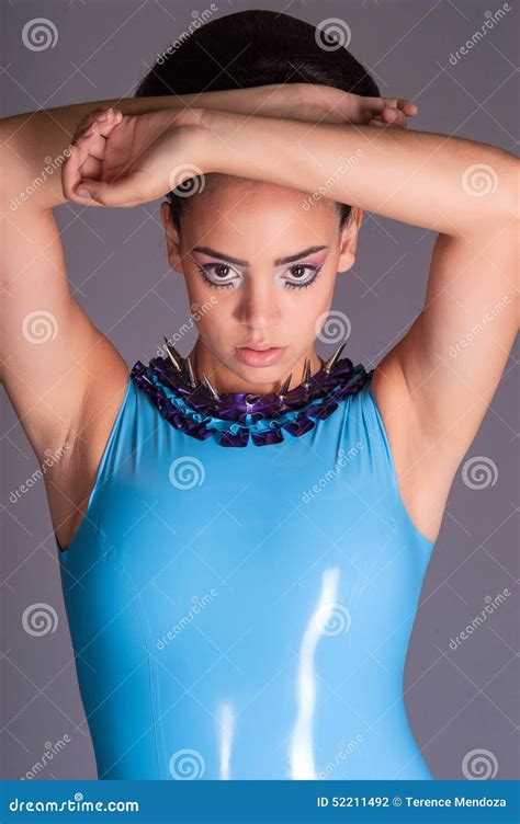 jeune dame futuriste dans la robe bleue de latex photo stock image du fétichisme robe 52211492