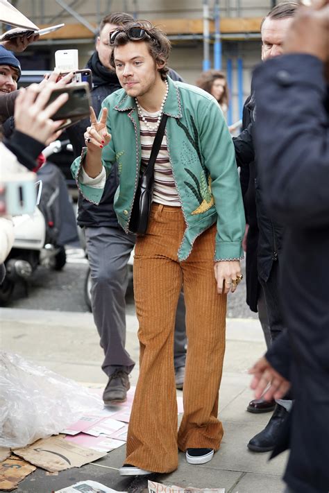 Harry edward styles was born on february 1, 1994 in bromsgrove, worcestershire, england, the son of anne twist (née selley) and desmond des styles, who worked in finance. Harry Styles'ın Unutulmaz 7 Stili