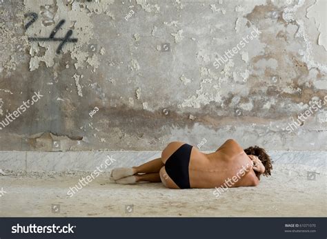 Naked Woman Laying On Floor Abandoned Stok Fotoğrafı Şimdi Düzenle