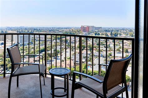 Hotel Rooms And Suites Near Disneyland Resort Anaheim Marriott