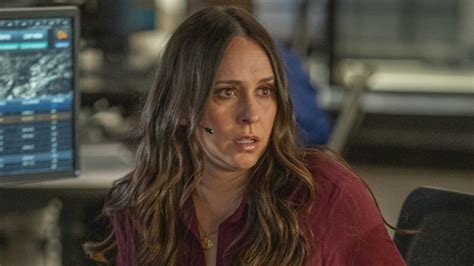 9 1 1 s jennifer love hewitt on maddie s necessary move and relationship with chimney