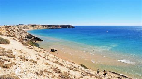 Curated by vittoria de franchis produced by landescape from 04.08.20 to 08.08.2020. Landescape Walks | www.visitportugal.com