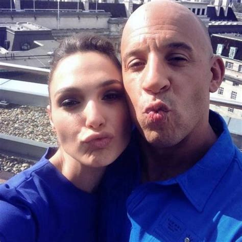 Sintético 93 Foto Vin Diesel Y Gal Gadot Son Pareja Mirada Tensa 102023