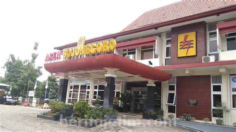 Perusahaan listrik negara (pln) adalah sebuah badan usaha milik negara (bumn) yang mengurusi semua aspek kelistrikan di indonesia. Gangguan Listrik Wilayah Bojonegoro : Antisipasi Gangguan ...