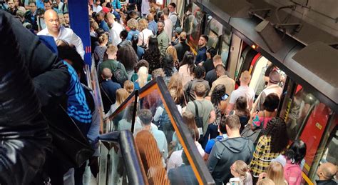 Problem is maxis lines, not router d. Jubilee Line chaos: Commuters evacuated from North ...