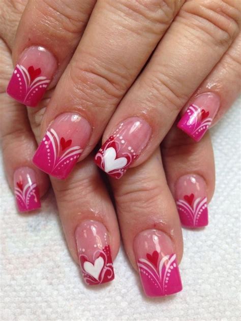 Blanco dorado y diferentes tonos de color rosa pueden este es un hermoso decorado sobre uñas acrílicas donde combinan rosa palo, ombre o uñas rosa con negro. Uñas acrilicas rosa palo | Botox