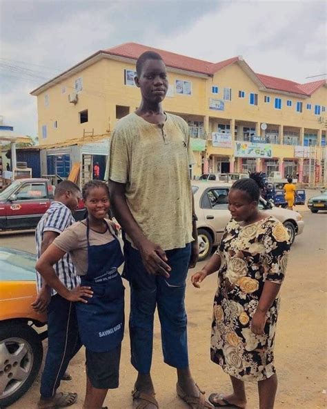 Africa Facts Zone S Tweet Ghana S Tallest Man Year Old Welding Apprentice Charles Sogli