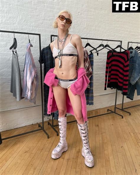 Taylor Momsen Flashes Her Nude Tits Photos PinayFlixx Mega Leaks