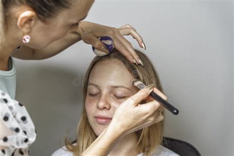 Werk Van Een Make Up Kunstenaar Make Up Voor Jonge Meisjes Stock