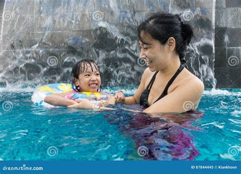 亚裔中国使用在游泳池的母亲和daugther 库存图片 图片 包括有 户外 母亲 愉快 享用 蓝色 87844445