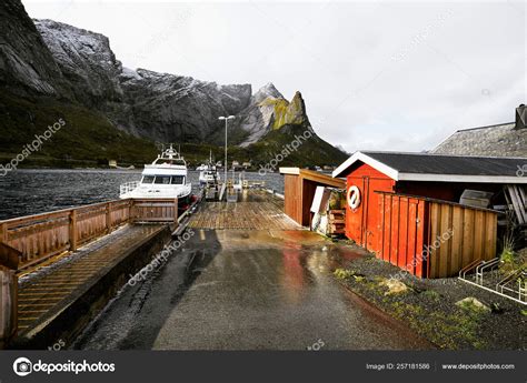 Scenic View Harbor Reine Boat Jetty Coast Lofoten Islands Norway