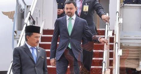 Sultan muhammad v memakai keris kerajaan kelantan yang disisipkan pada bahagian pinggang d.k = darjah yang maha utama kerabat diraja malaysia. ISTIADAT PERTABALAN KEBAWAH DULI YANG MAHA MULIA SERI ...