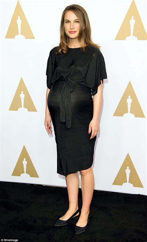 Heavily Pregnant Natalie Portman To Skip Oscars Daily Mail Online