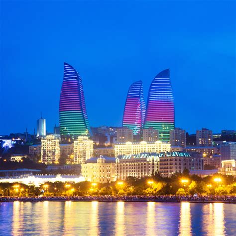 It lies on the western shore of the caspian sea on the southern side of the abseron peninsula, around the wide curving sweep learn more about baku, including its history. KLM Reisgids - Oud versus nieuw Baku