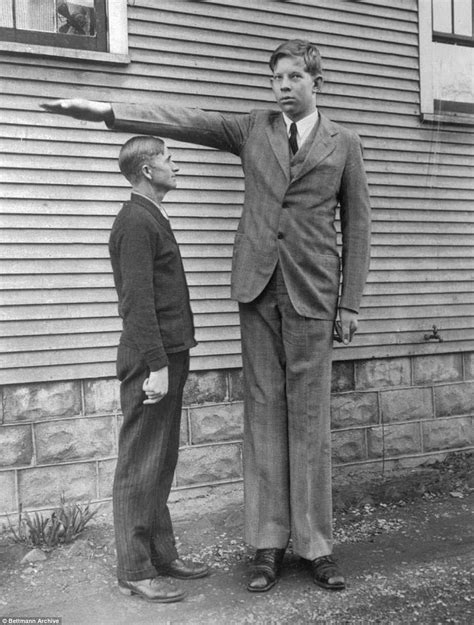 Rare Color Footage Of The Worlds Tallest Man Who At 8 Feet 11 Inches Daily Mail Online