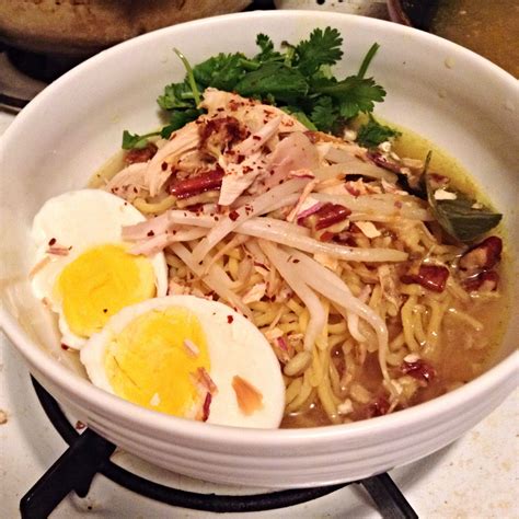 It is usually served hot in a small bowl, with rice cooking time : Mee soto for the win