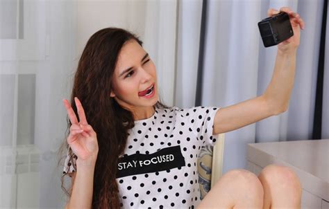 Wallpaper Peace Photo Young Camera Beautiful Model Looking